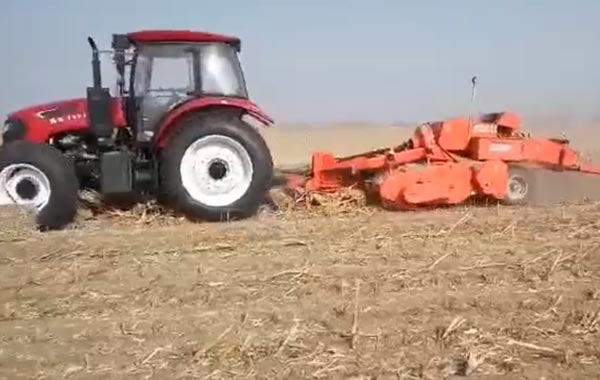 視頻工作：四平隆發機械9YFL-2.2自動撿拾稭稈粉碎方捆打捆機